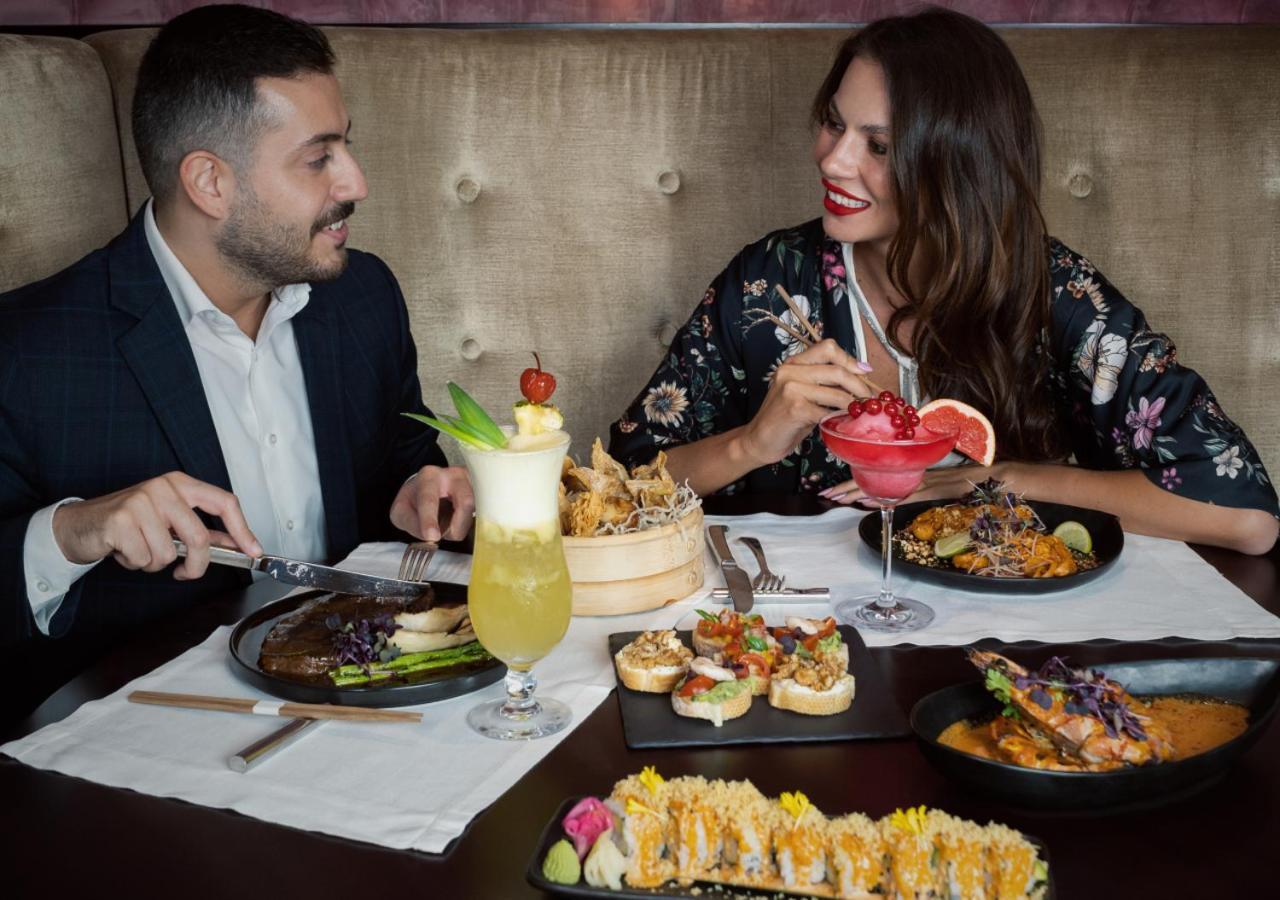 City Centre Rotana Доха Экстерьер фото A couple dining at a restaurant