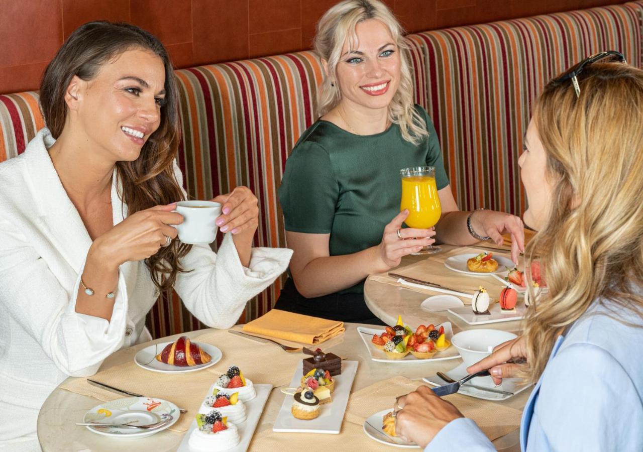 City Centre Rotana Доха Экстерьер фото Guests enjoying a meal at the restaurant