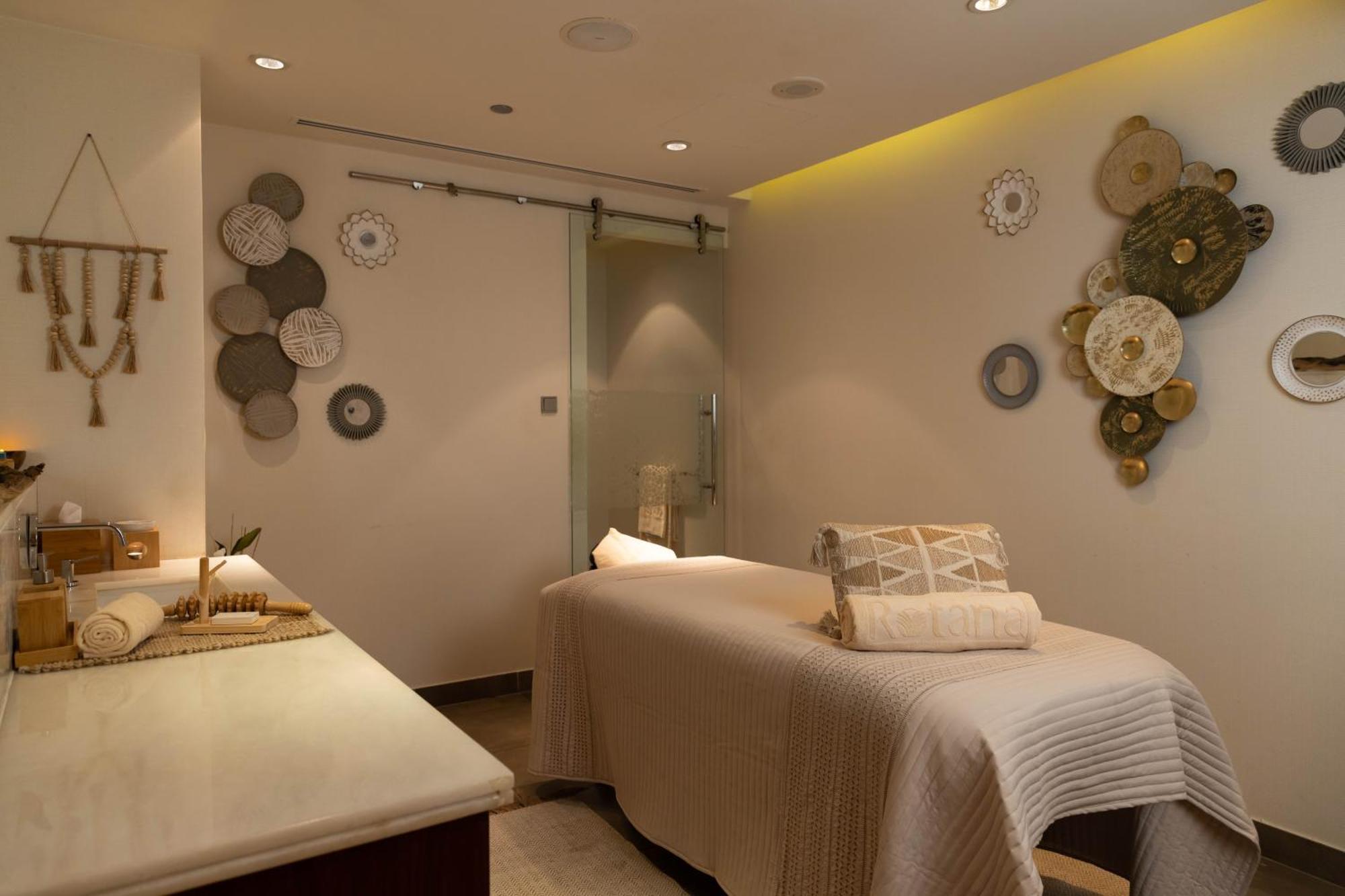 City Centre Rotana Доха Экстерьер фото A treatment room at the spa