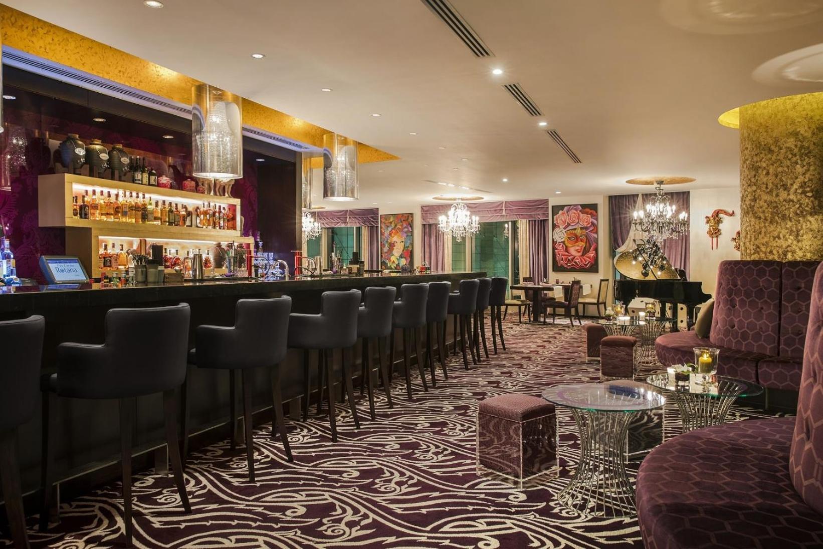 City Centre Rotana Доха Экстерьер фото The bar at the Mandarin Oriental, London
