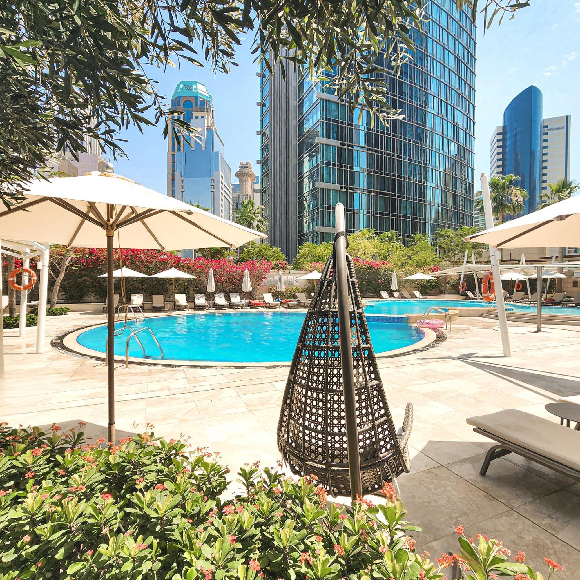 City Centre Rotana Доха Экстерьер фото The swimming pool at the hotel