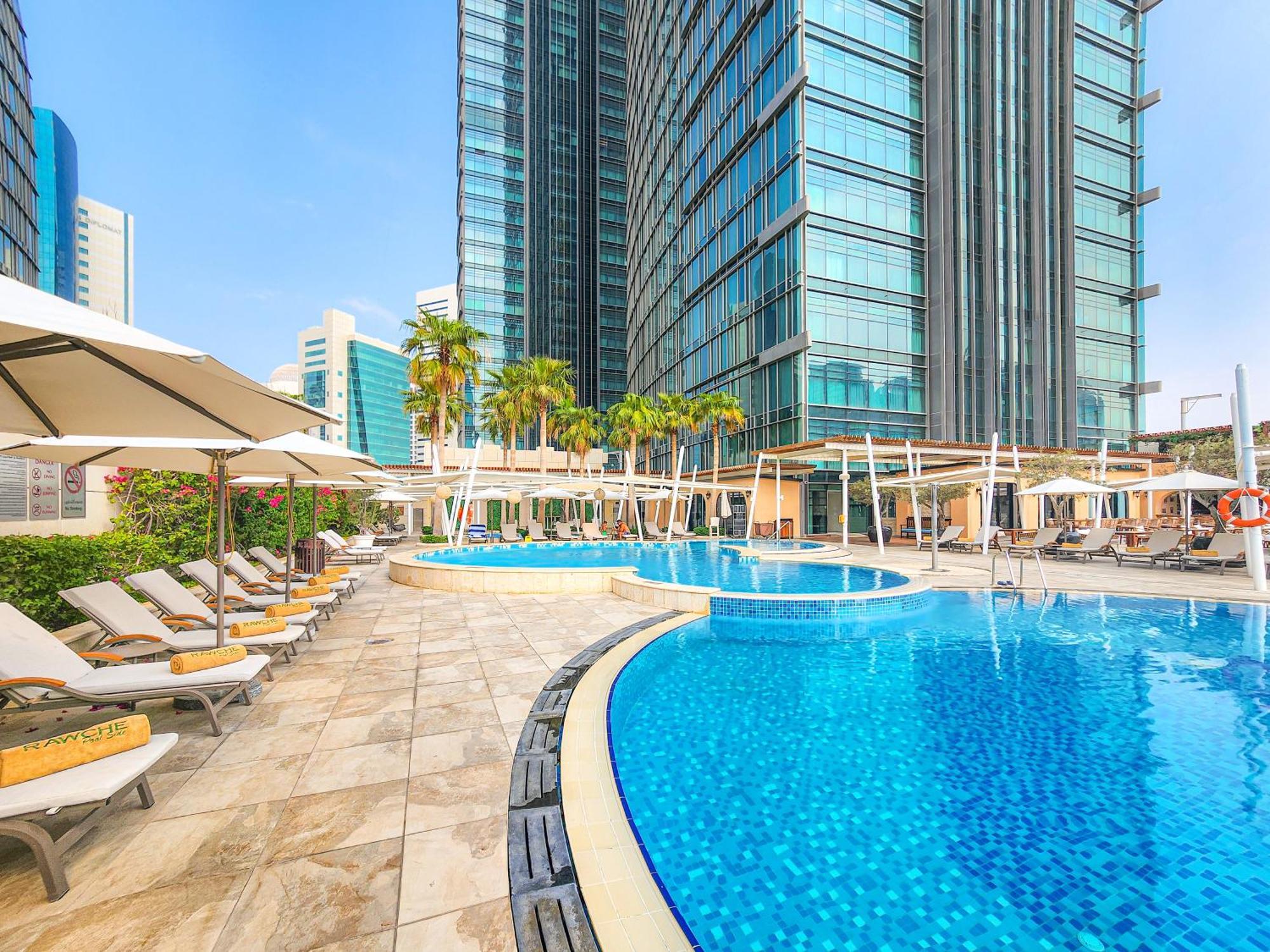 City Centre Rotana Доха Экстерьер фото The swimming pool at the hotel