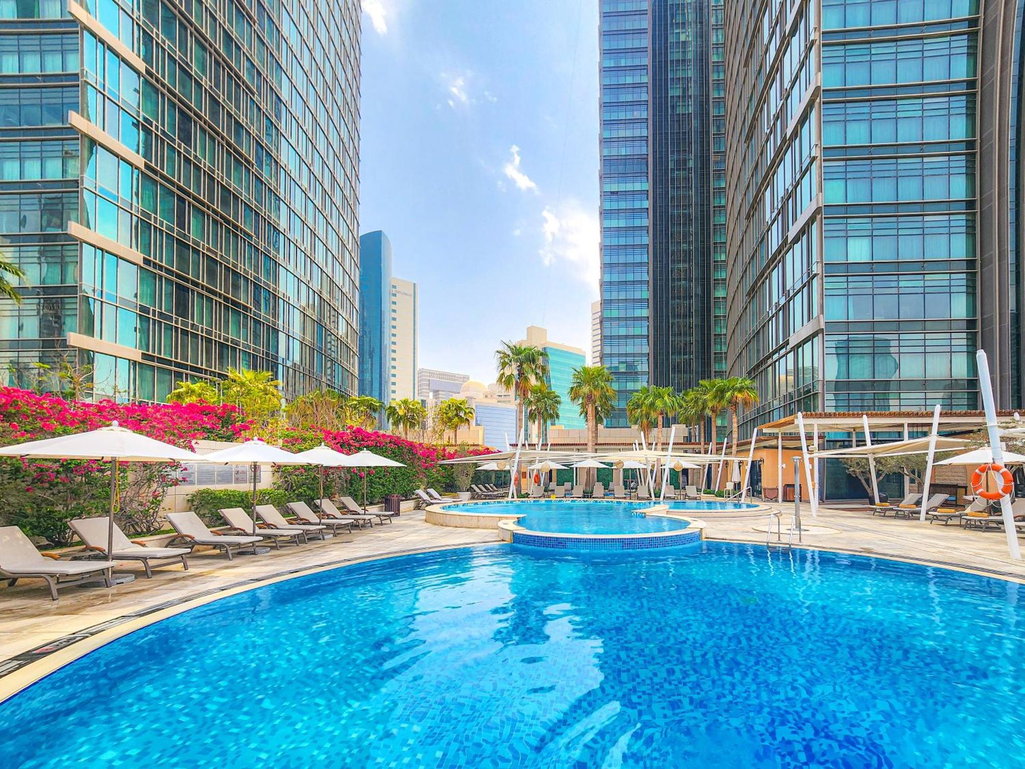 City Centre Rotana Доха Экстерьер фото The swimming pool at the hotel