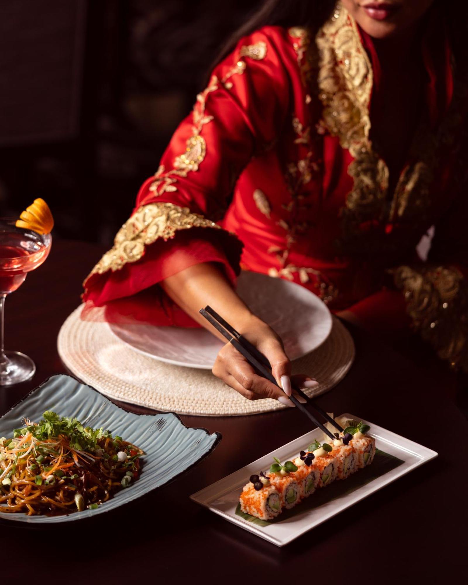 City Centre Rotana Доха Экстерьер фото A woman using chopsticks