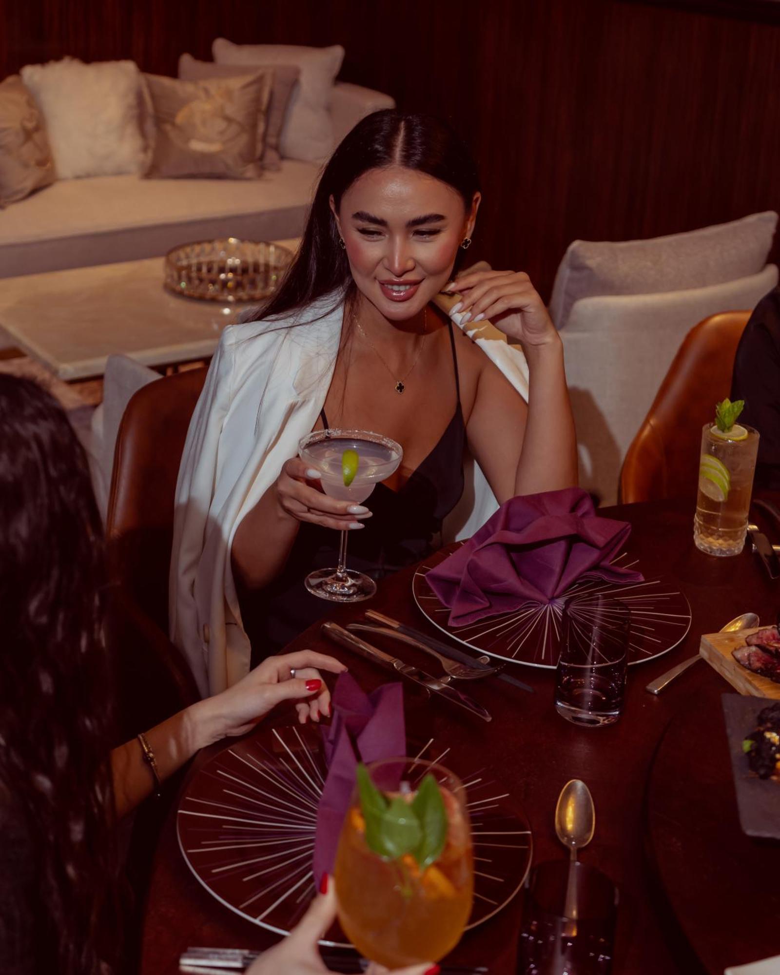 City Centre Rotana Доха Экстерьер фото A woman drinking a cocktail