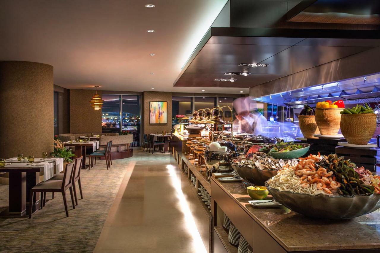 City Centre Rotana Доха Экстерьер фото The buffet at the restaurant
